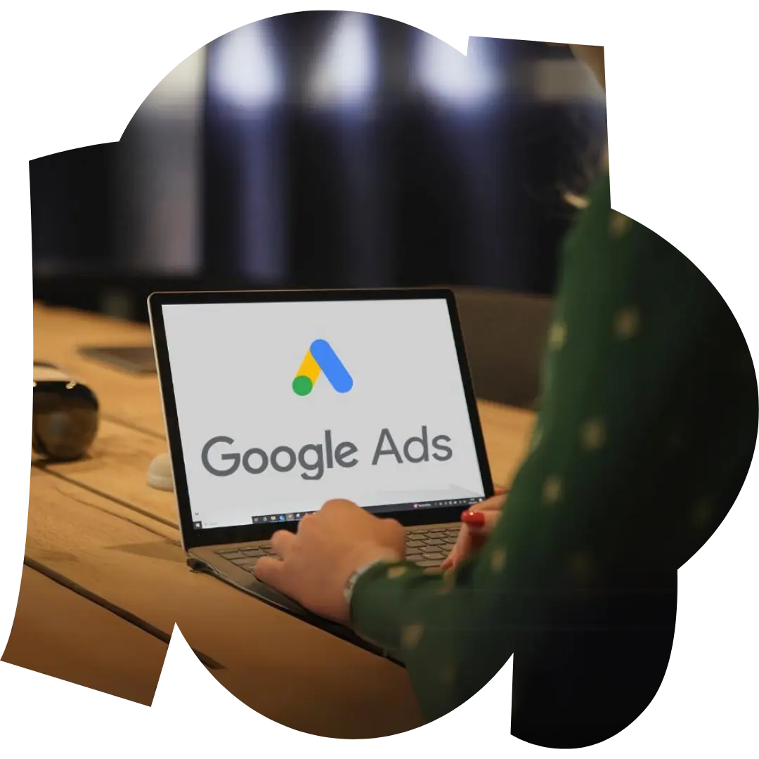 Ein Laptop zeigt das Google Ads Logo, während eine Mitarbeiterin der Rehr & Roeser Digital Marketing Agentur in Dortmund an einer SEA-Kampagne arbeitet.